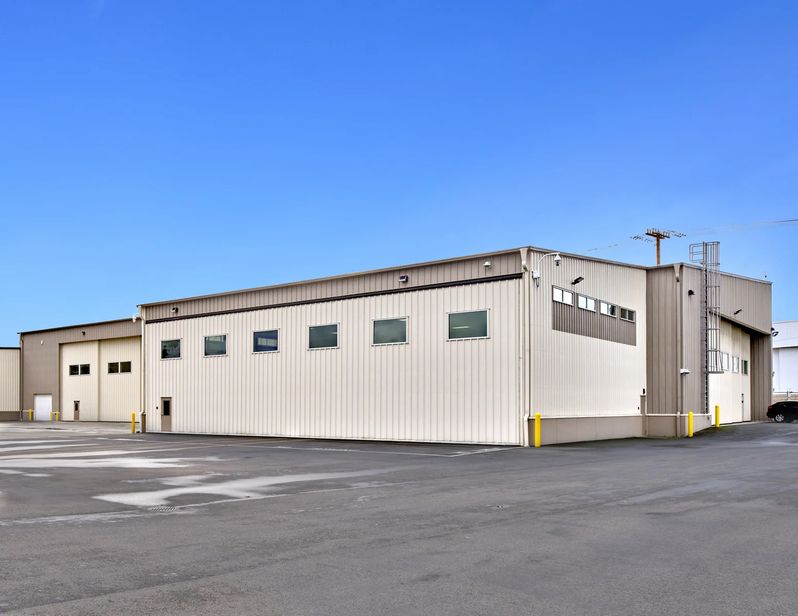 Private ±5,544 SF Aircraft Hangar For Lease — Lease in Tukwila, WA, photo 3 of 4
