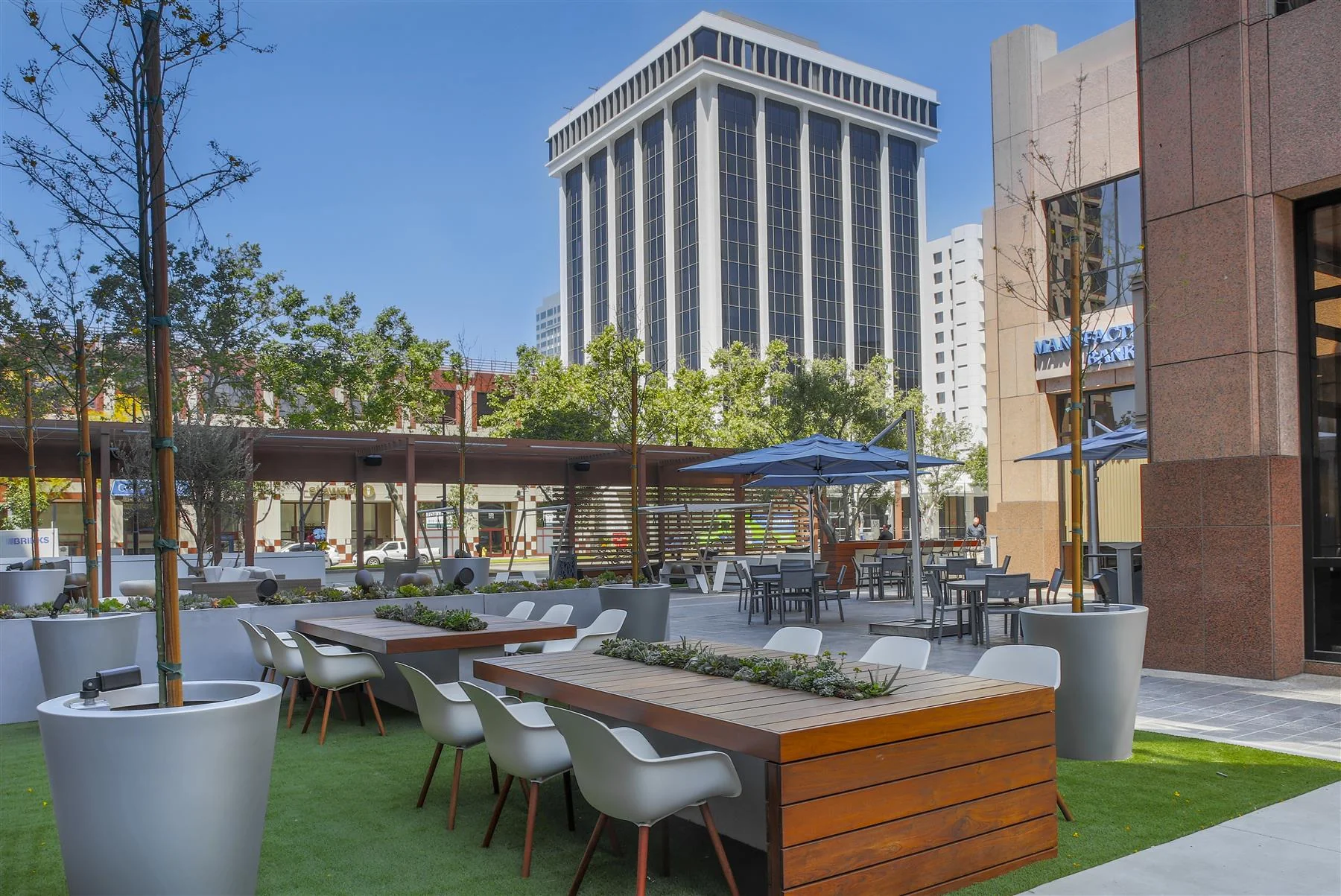 Retail in Glendale, CA — Lease in Glendale, CA, photo 3 of 8