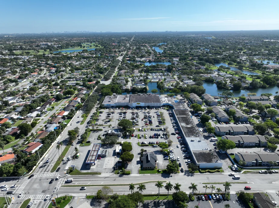 Former Pizza Hut — Sale in Miami, FL, photo 1 of 3