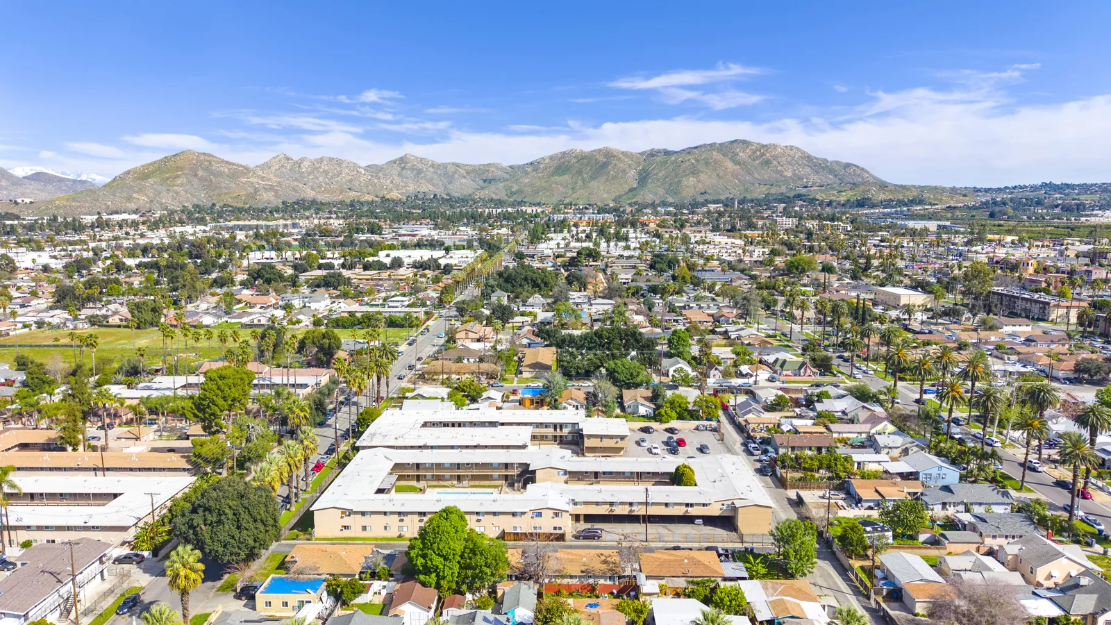 La Paz and Las Palmas Apartments — Sale in Riverside, CA, photo 2 of 8