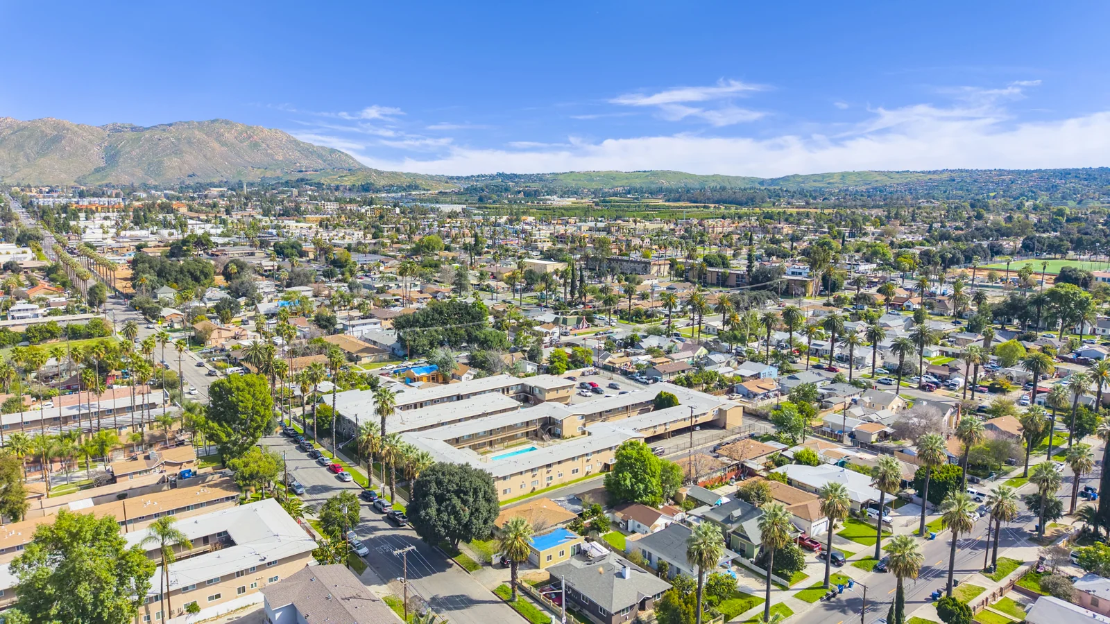 La Paz and Las Palmas Apartments — Sale in Riverside, CA, photo 3 of 8