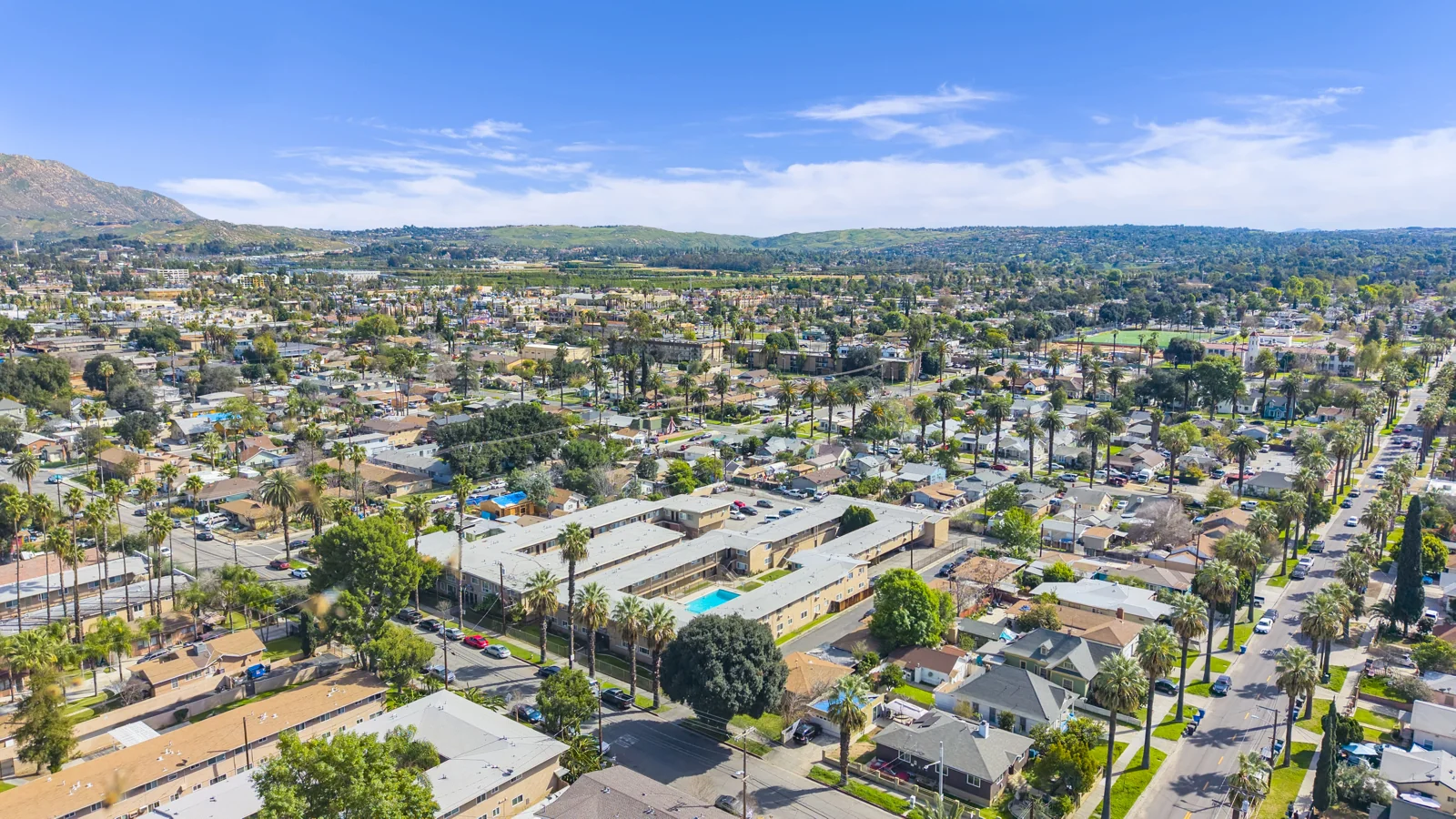 La Paz and Las Palmas Apartments — Sale in Riverside, CA, photo 4 of 8