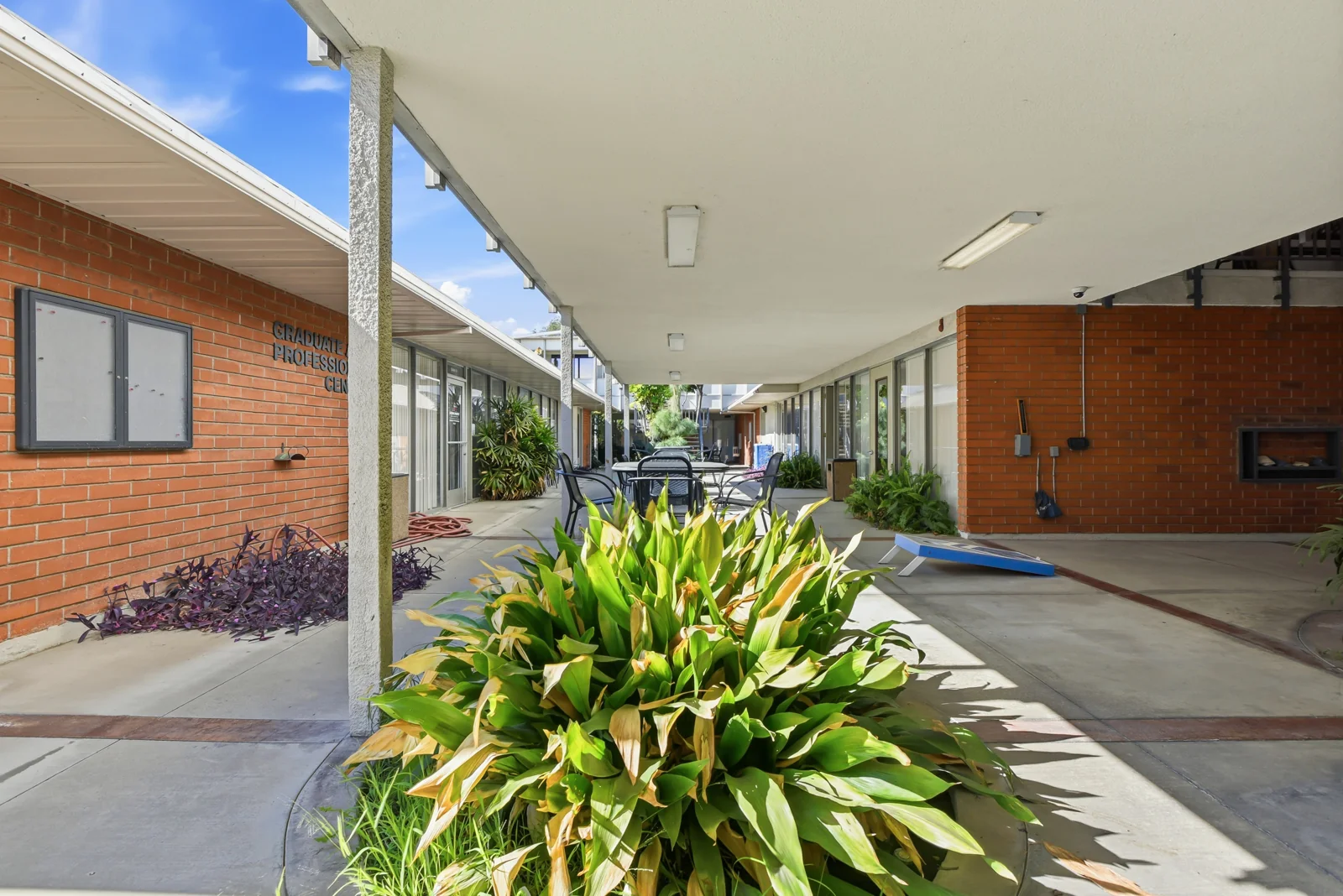 568 E Foothill Boulevard — Sale in Azusa, CA, photo 5 of 8