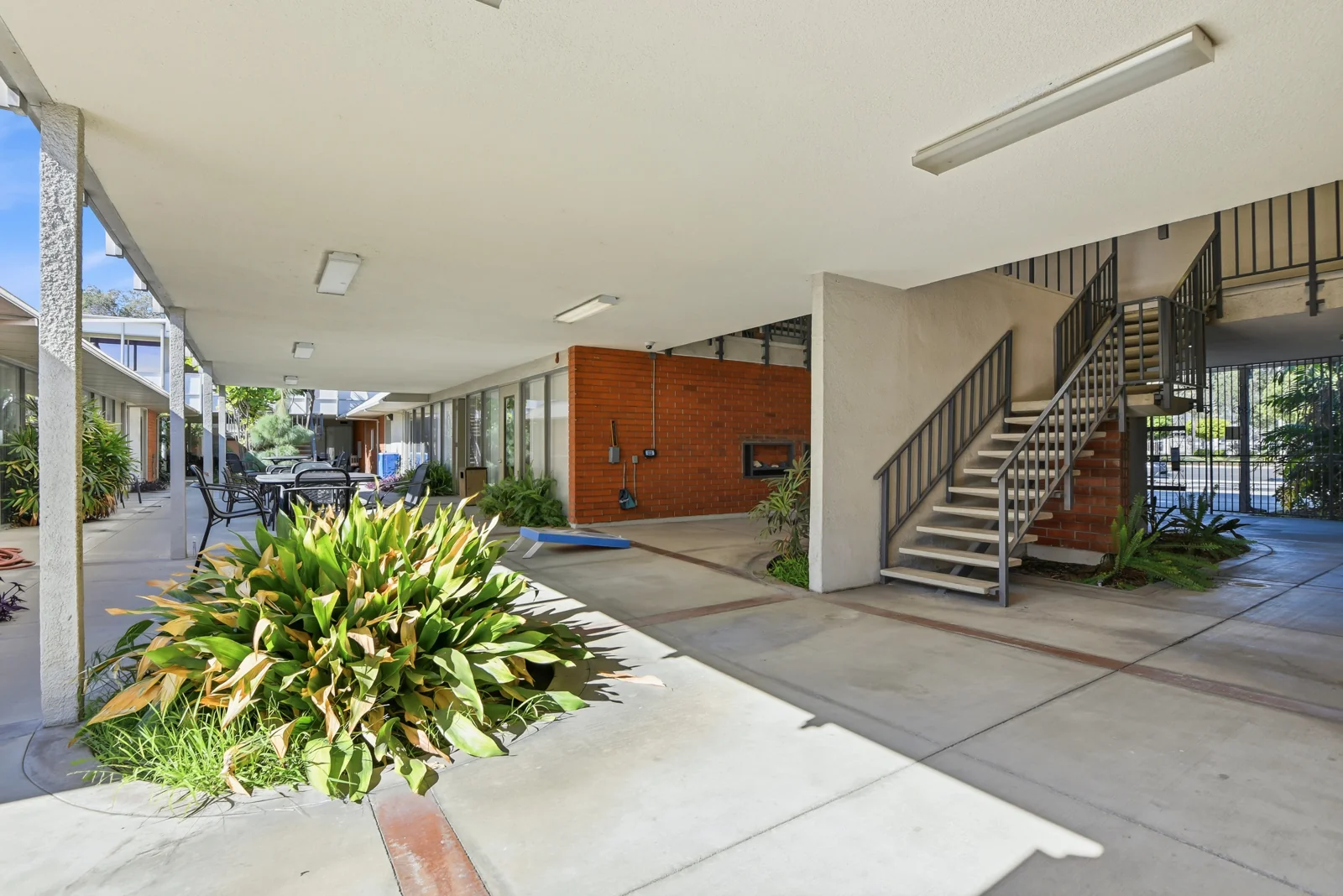 568 E Foothill Boulevard — Sale in Azusa, CA, photo 7 of 8