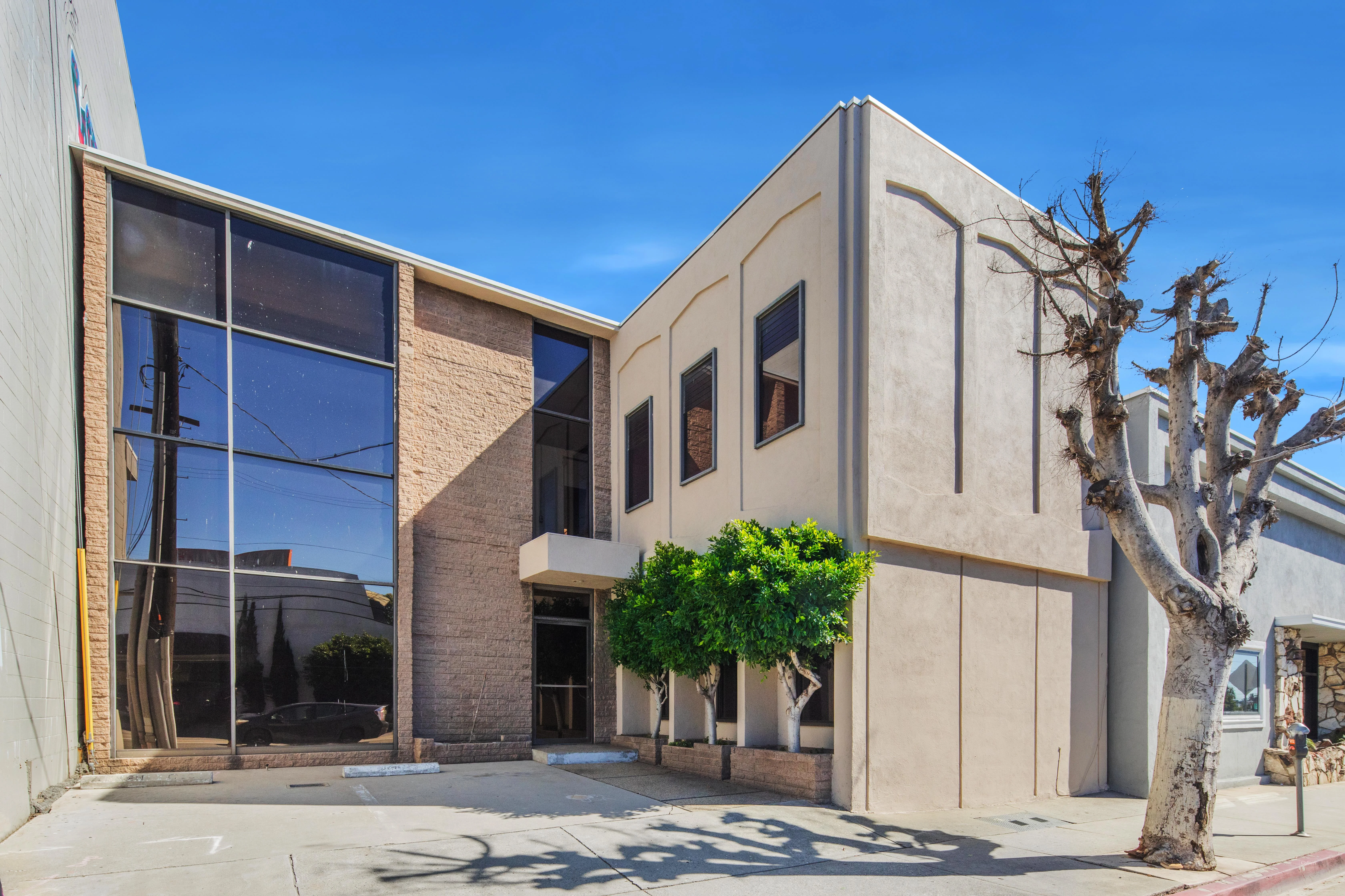 5,456 SF Multi-Use Industrial/Flex Building - For… — Sale in Los Angeles, CA, photo 1 of 8