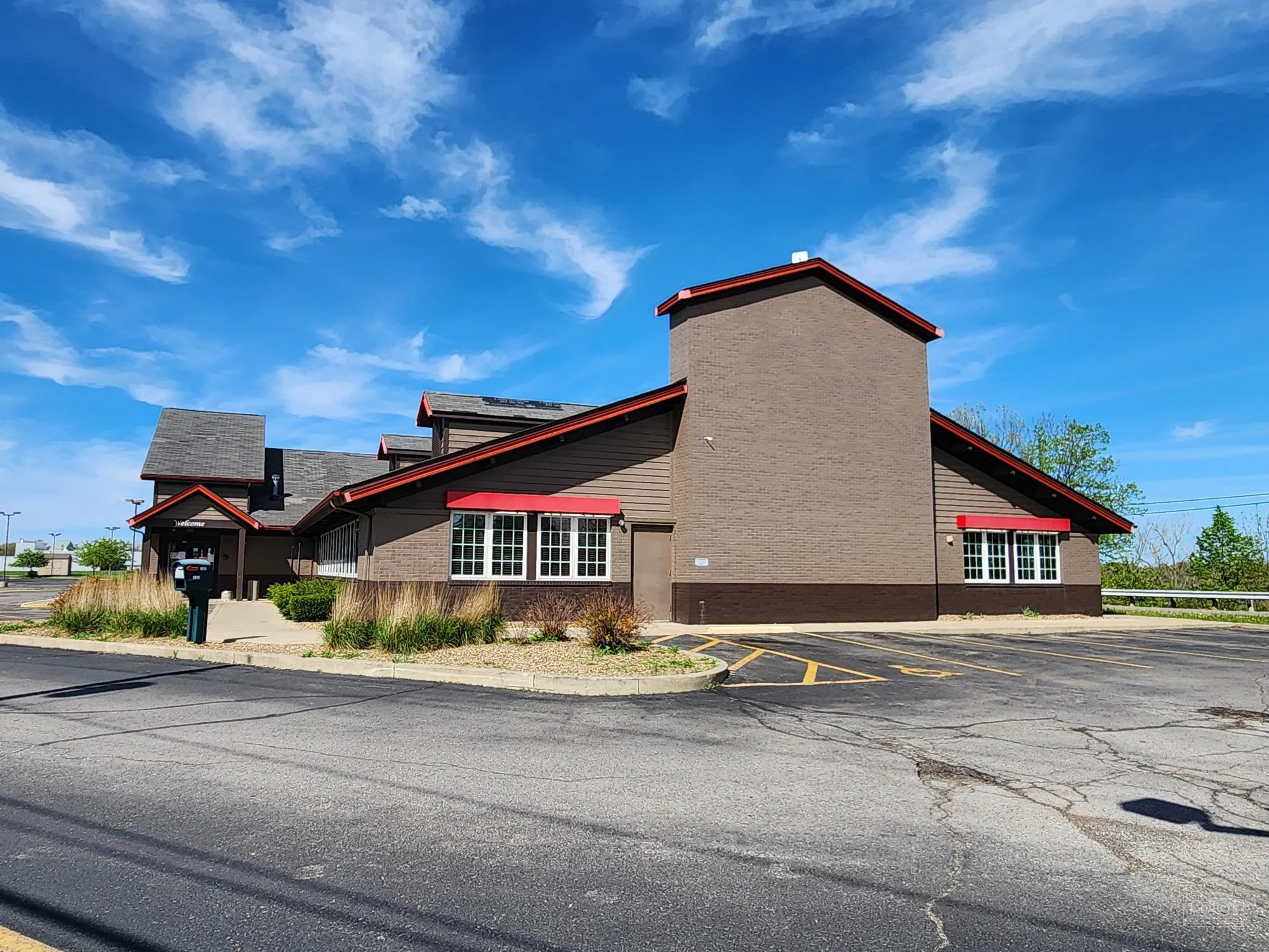 For Sale or Lease | 2nd Generation Restaurant in Elyria — Sale in Elyria, OH, photo 1 of 6
