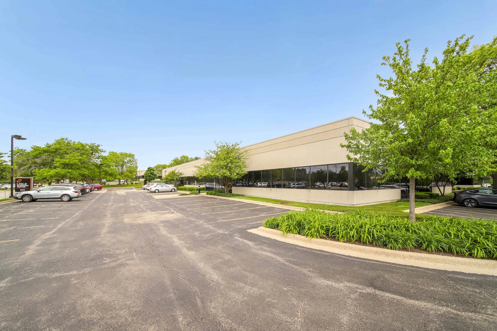 Lisle Business Center — Lease in Lisle, IL, photo 2 of 8