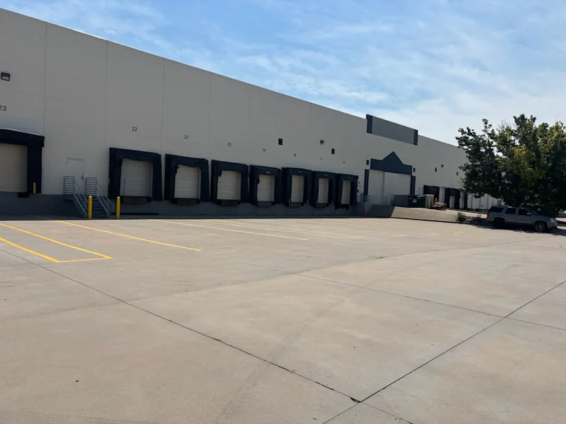 Airport Distribution Center — Lease in Aurora, CO, photo 2 of 3