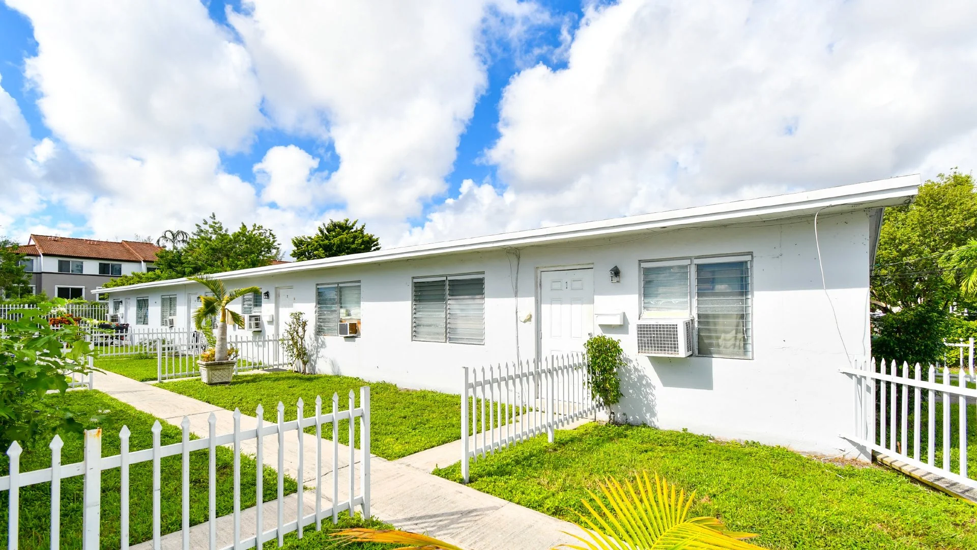 809 NW 7th St — Sale in Hallandale Beach, FL, photo 3 of 5