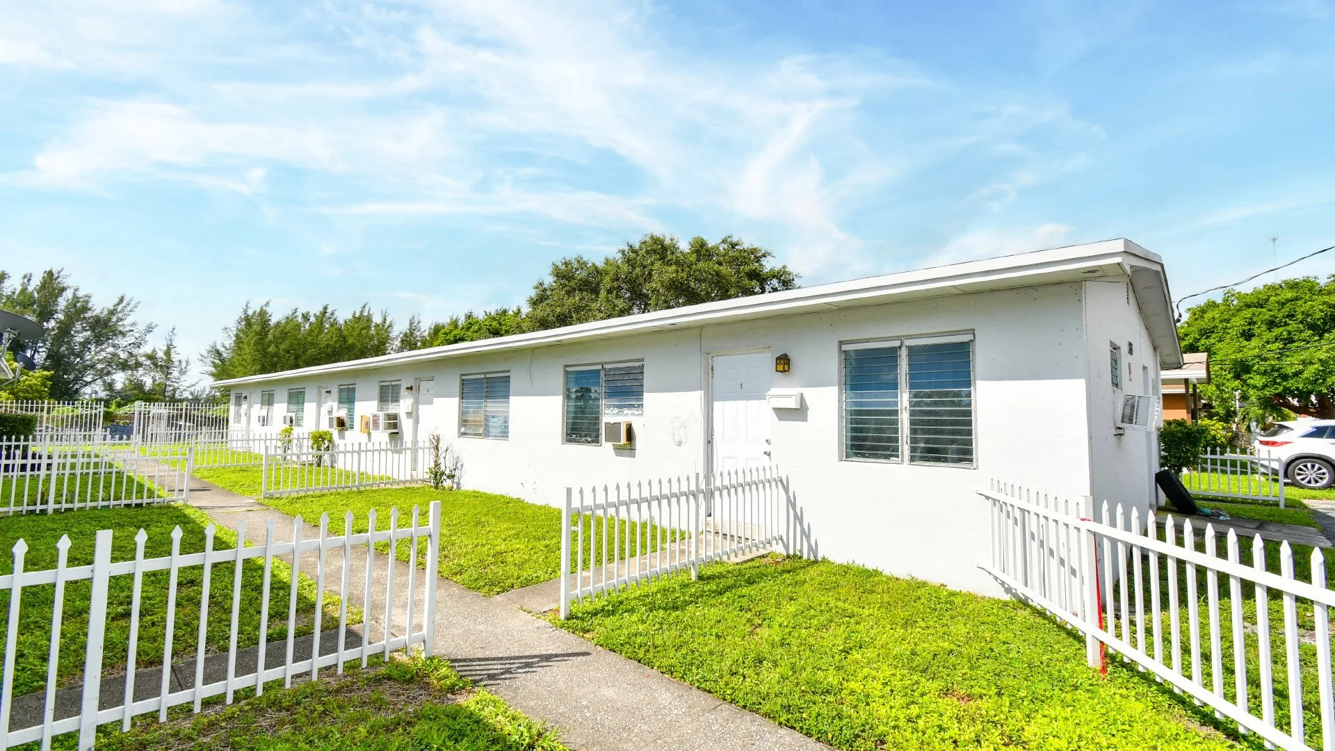 831 NW 7th St — Sale in Hallandale Beach, FL, photo 3 of 5