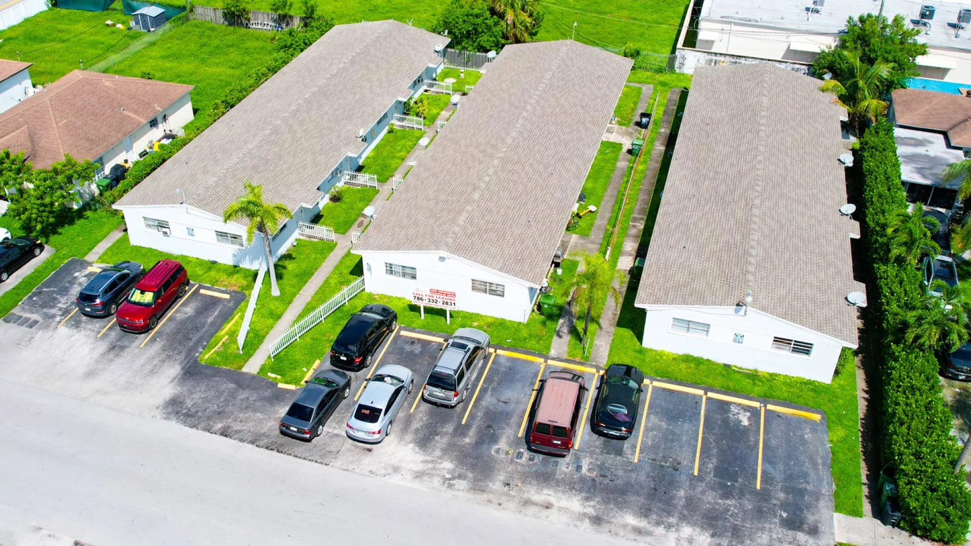829 NW 10th St — Sale in Hallandale Beach, FL, photo 3 of 5