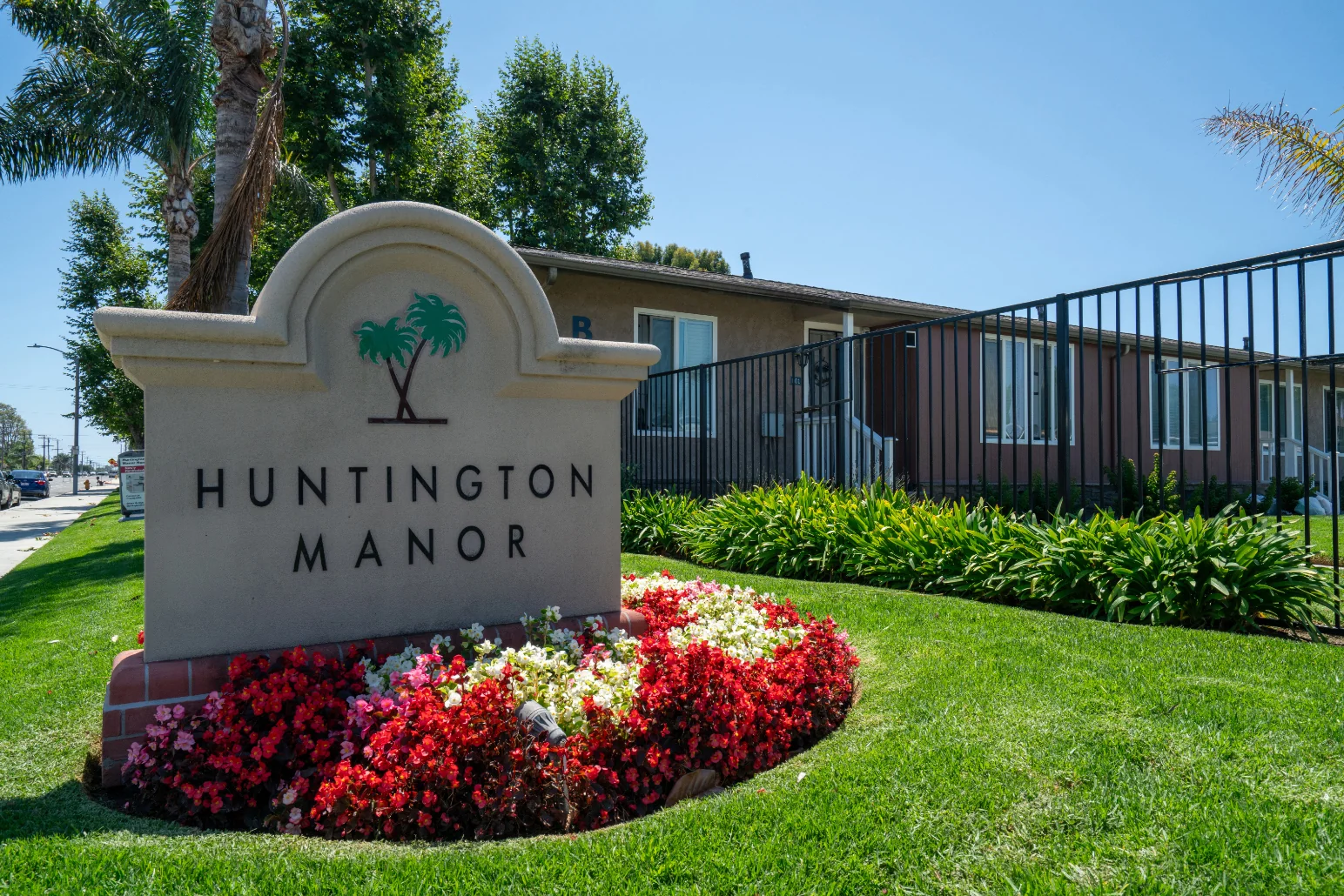 Huntington Manor Homes — Sale in Huntington Beach, CA, photo 3 of 6