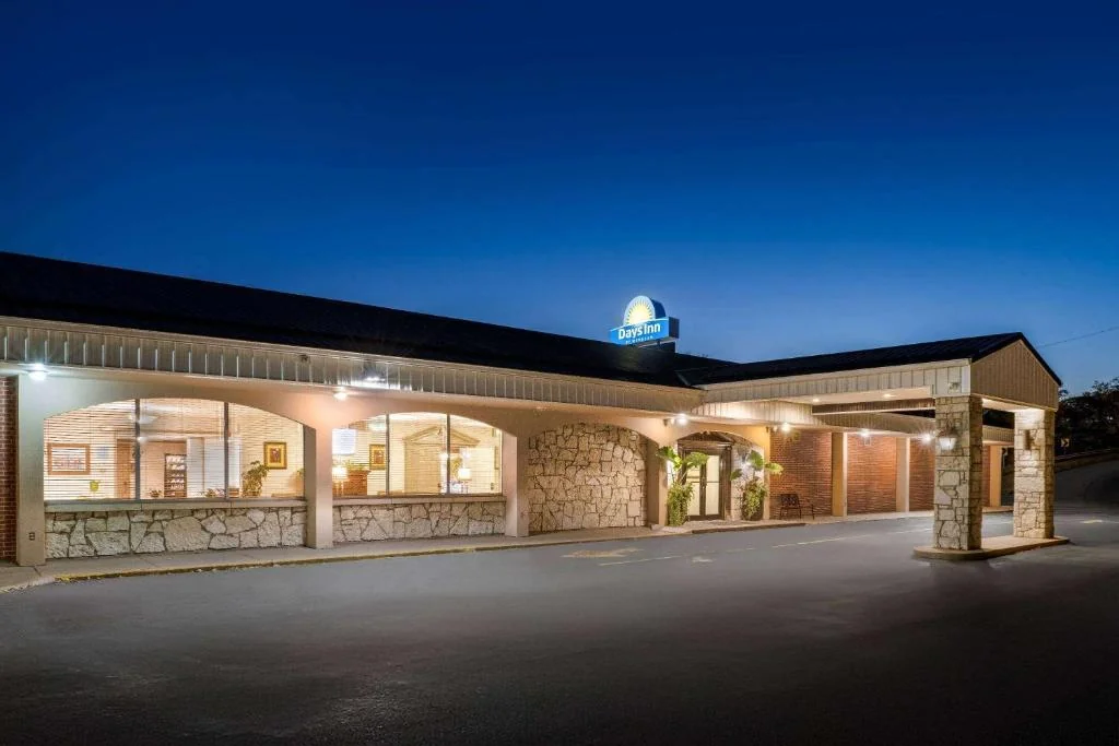 Days Inn Dubuque — Sale in Dubuque, IA, photo 1 of 2