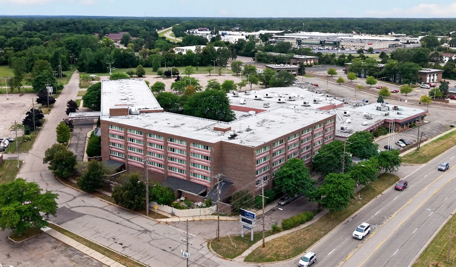 Auction - Causeway Bay Hotel | 300 Rooms | Lansing MI — Sale in Lansing, MI, photo 1 of 8