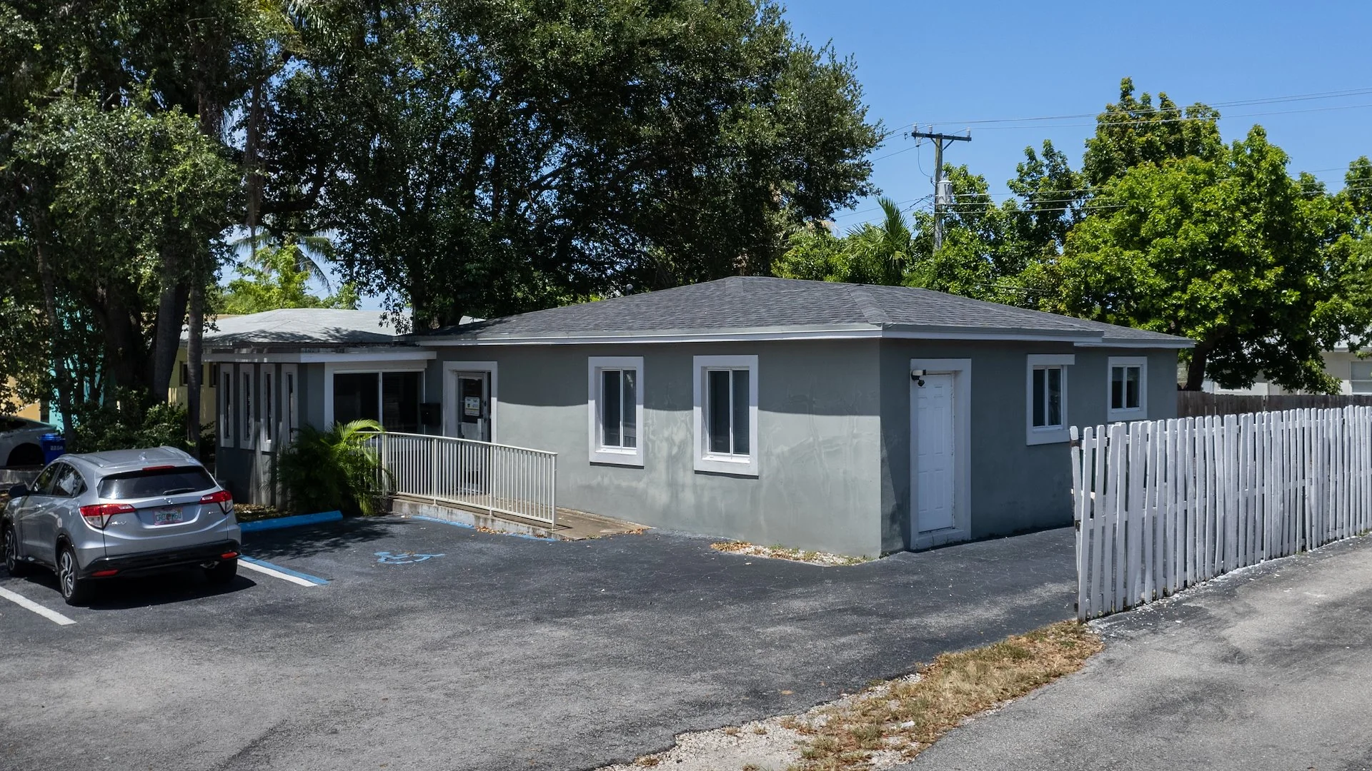 Boutique Multi-Tenant Office — Sale in North Miami Beach, FL, photo 1 of 4