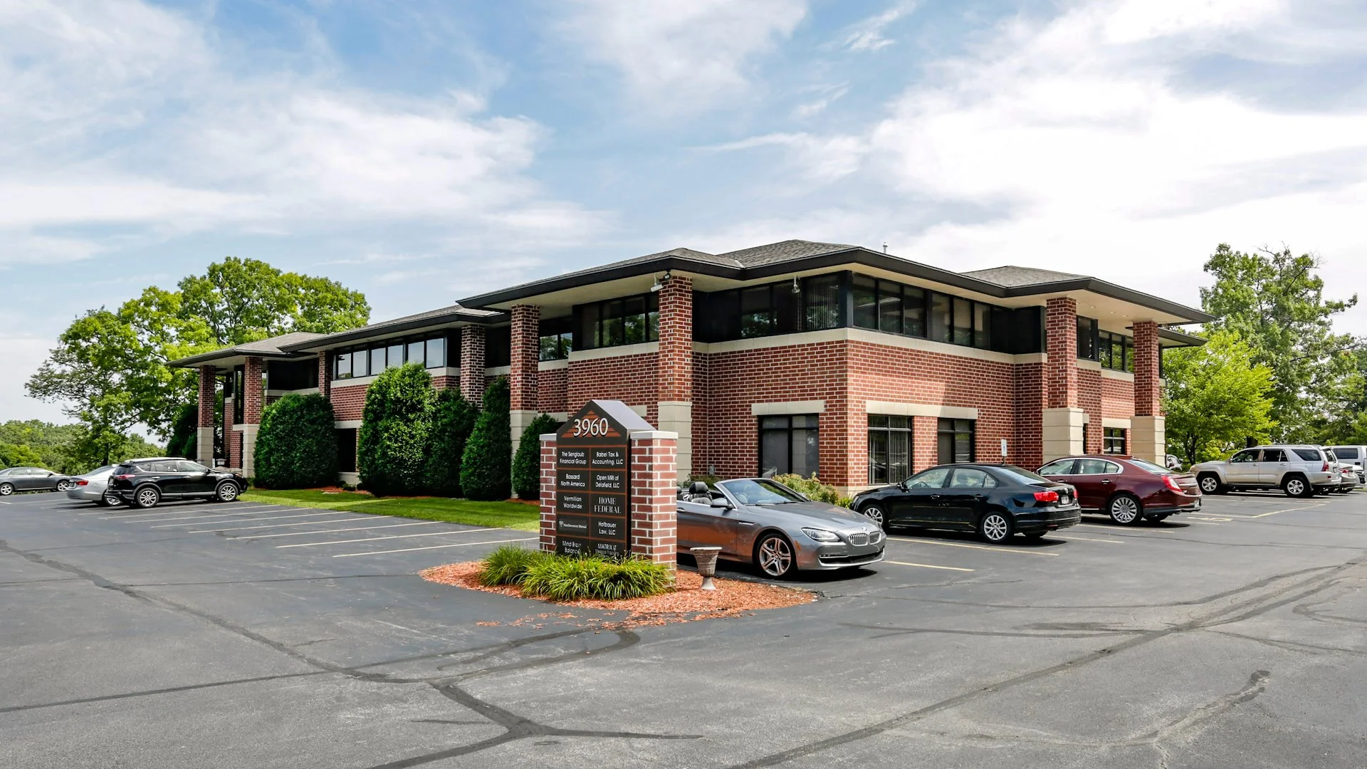 Hillside Office Center — Sale in Delafield, WI, photo 1 of 4