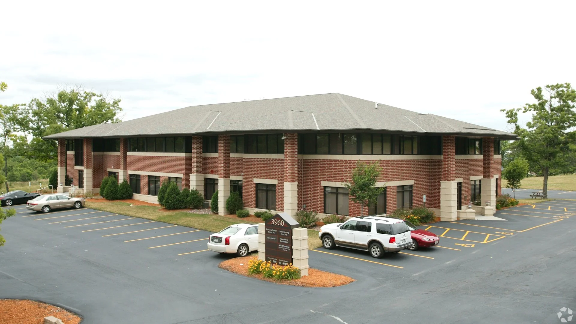Hillside Office Center — Sale in Delafield, WI, photo 3 of 4