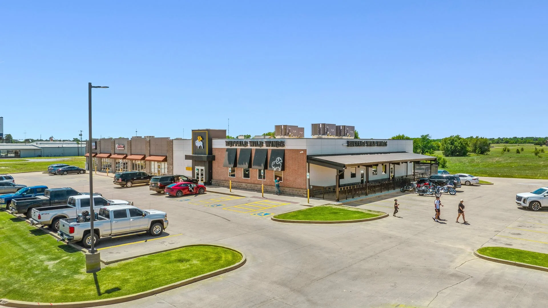 Buffalo Wild Wings Center — Sale in Enid, OK, photo 2 of 6