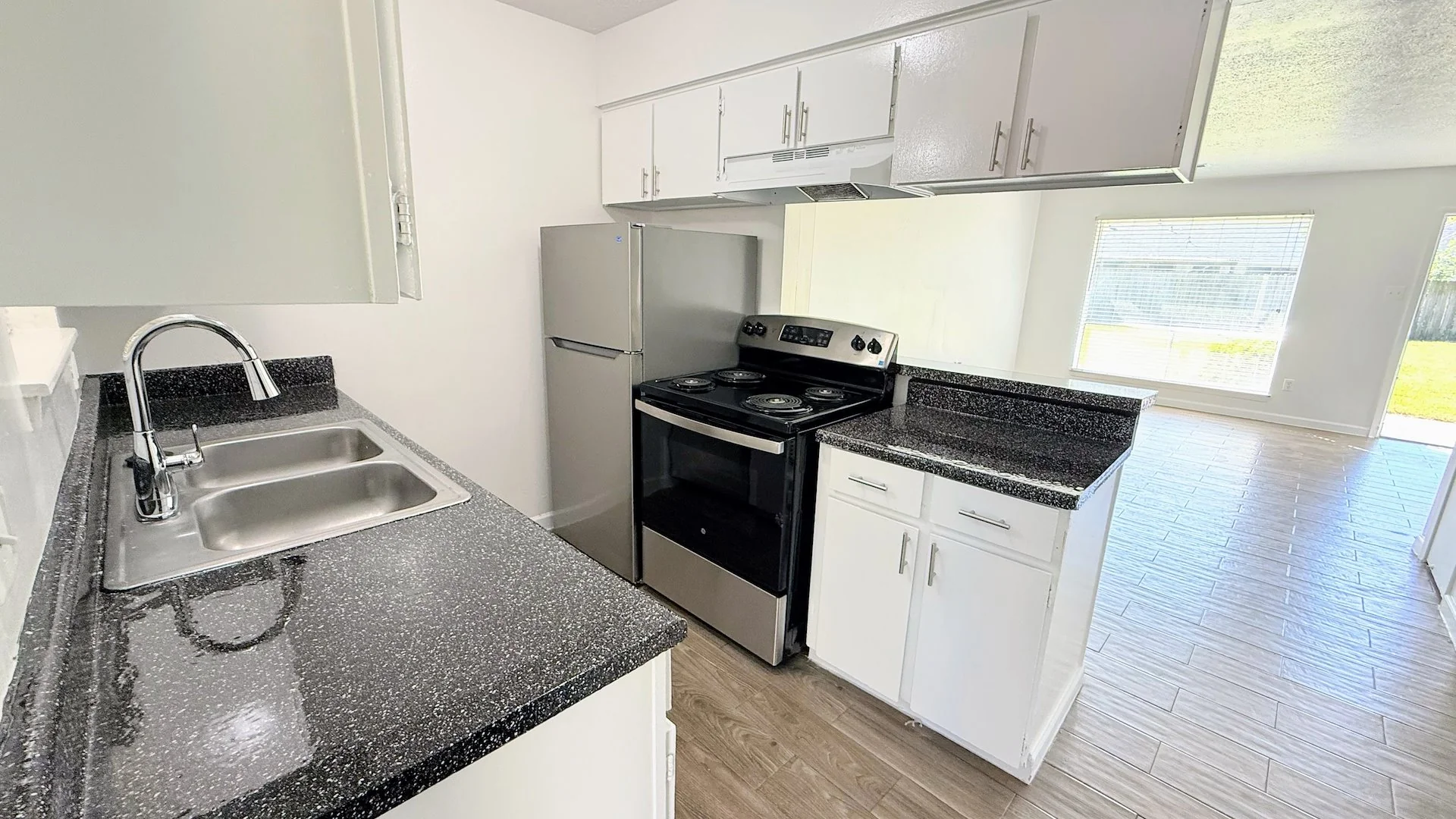 Luna Bay Townhomes — Sale in Baytown, TX, photo 3 of 5