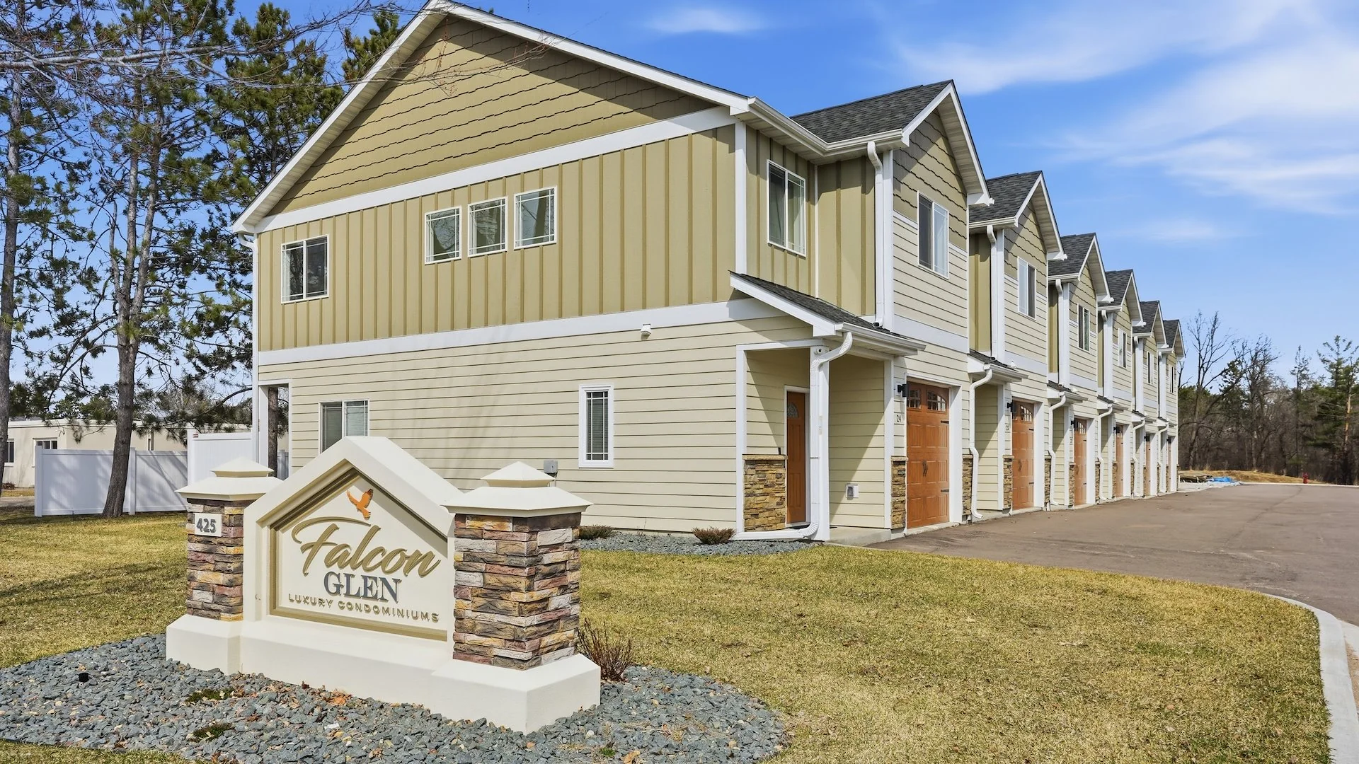 Falcon Glen Luxury Condominium Development — Sale in New Richmond, WI, photo 1 of 5