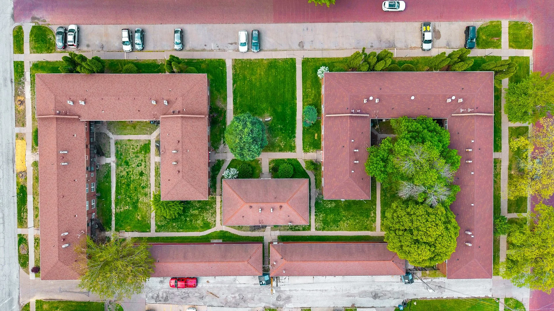 Carriage Hill Apartments — Sale in Davenport, IA, photo 2 of 3