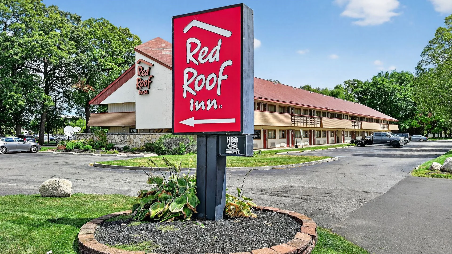 Red Roof Inn Elkhart — Sale in Elkhart, IN, photo 1 of 6