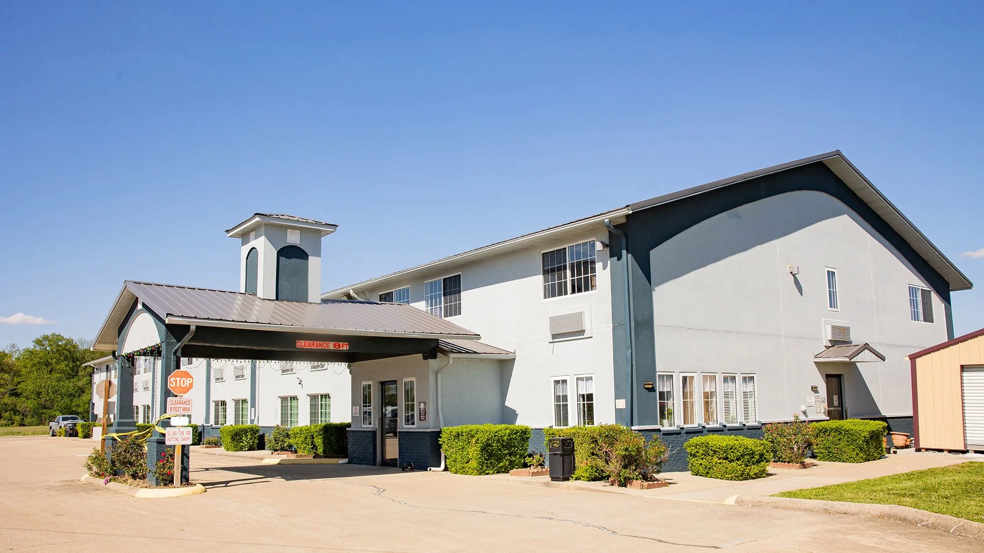 Super 8 by Wyndham Mt. Carmel — Sale in Mount Carmel, IL, photo 1 of 6