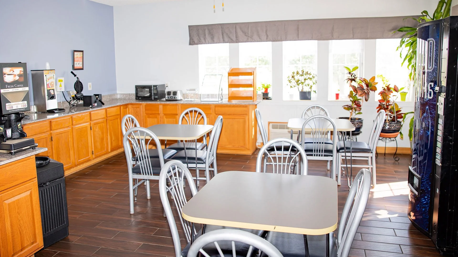 Super 8 by Wyndham Mt. Carmel — Sale in Mount Carmel, IL, photo 4 of 6