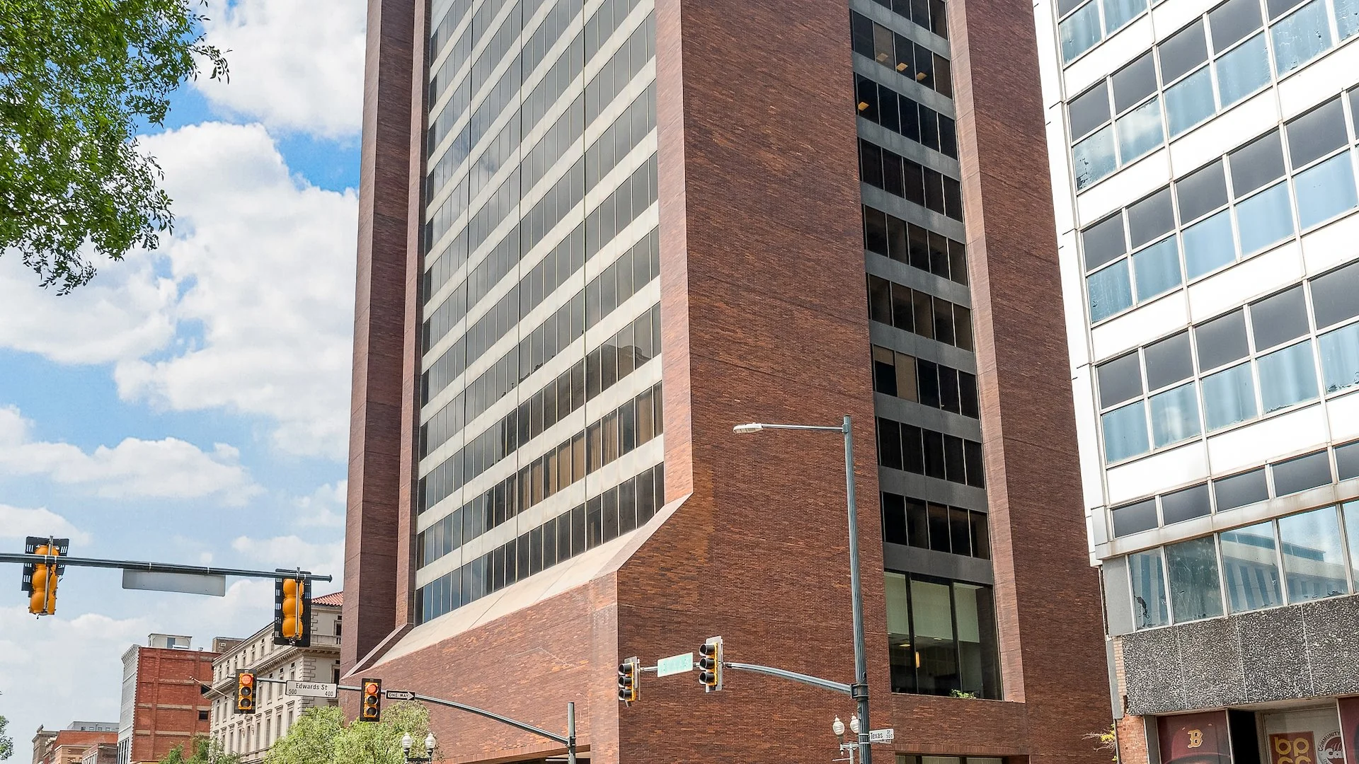 Former First National Bank/Chase Tower — Sale in Shreveport, LA, photo 3 of 5