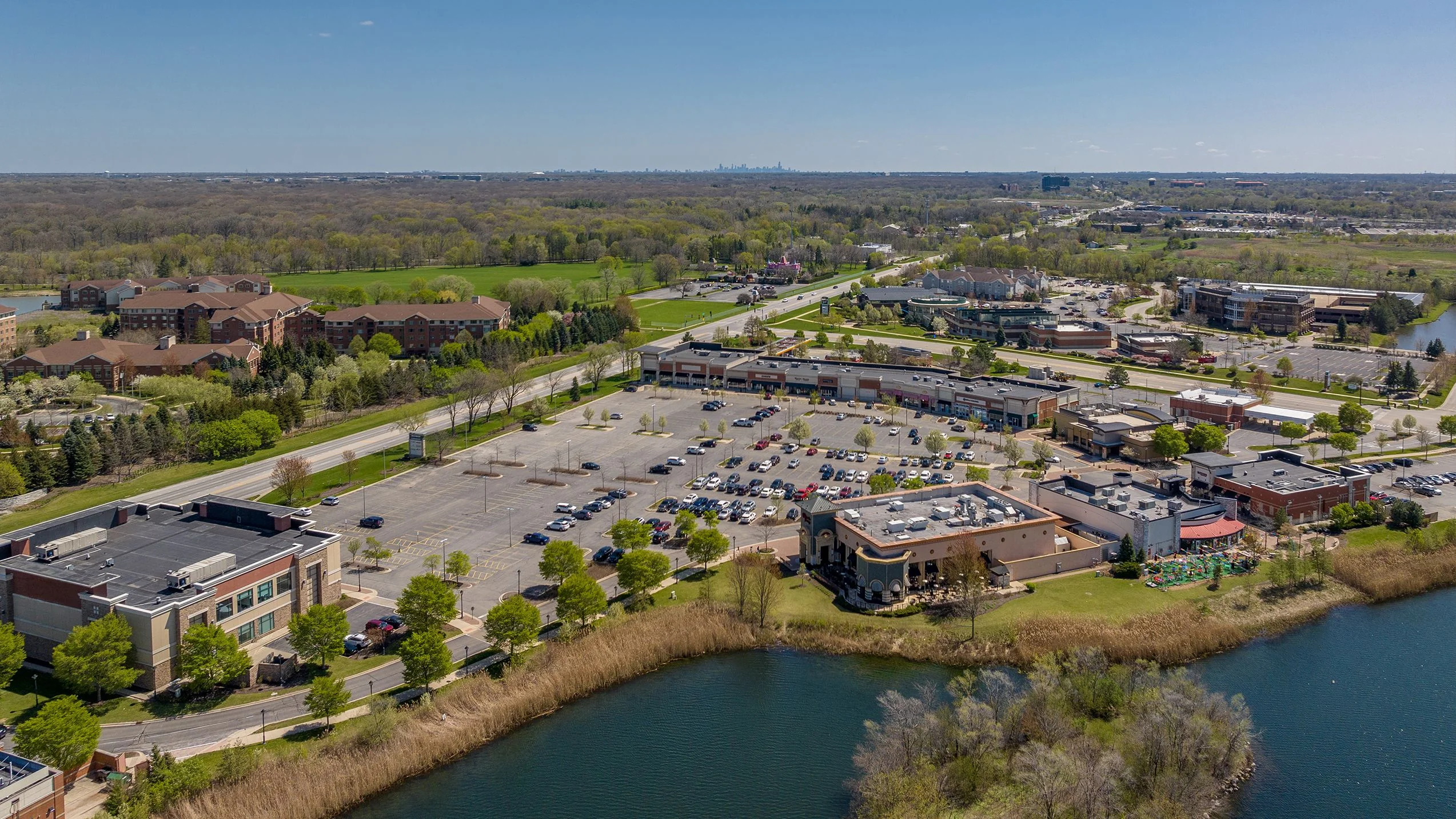 Lincolnshire Commons — Sale in Lincolnshire, IL, photo 1 of 8