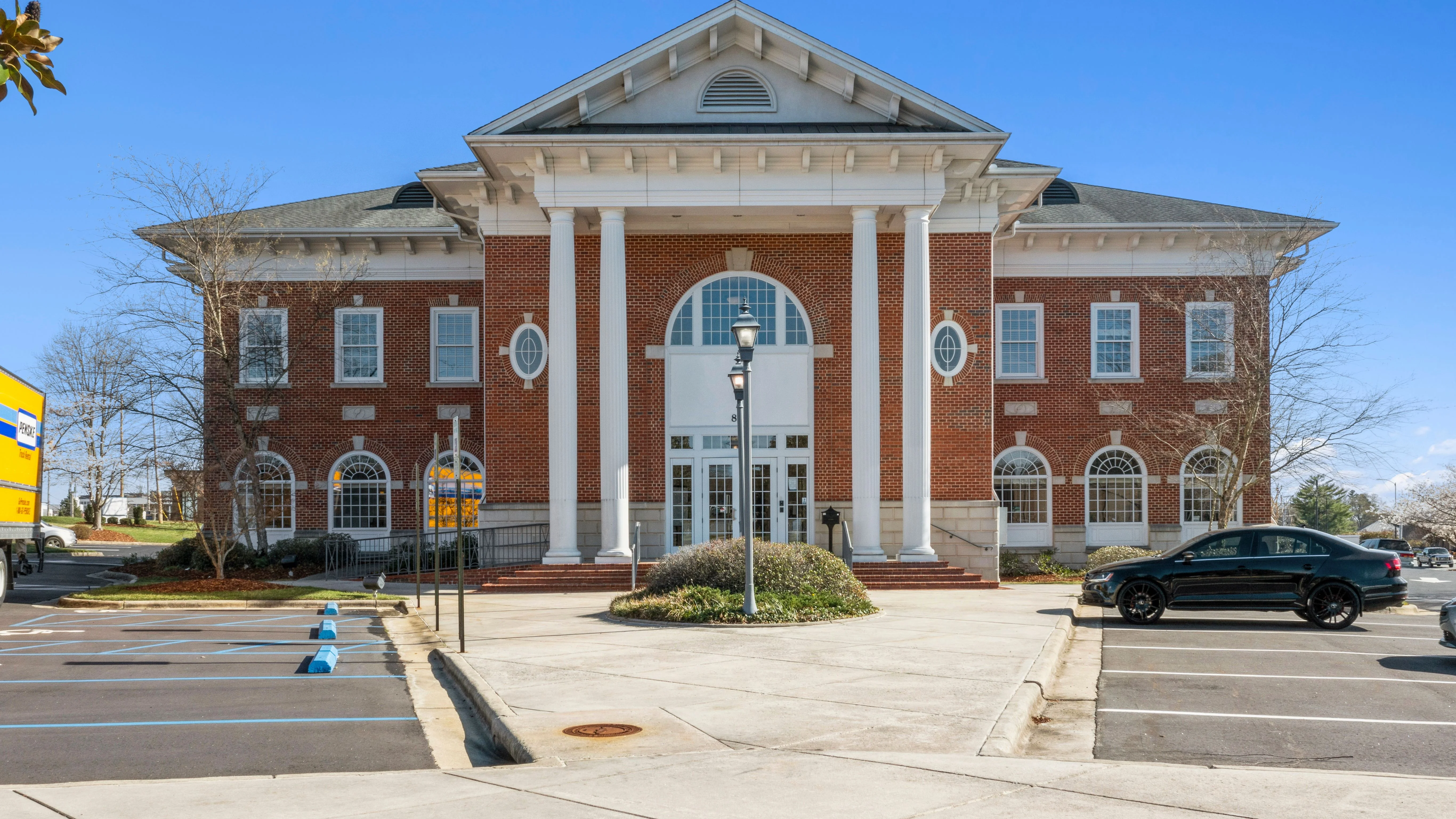 Pinnacle Bank - High Point, NC (N Elm St) — Sale in High Point, NC, photo 1 of 8