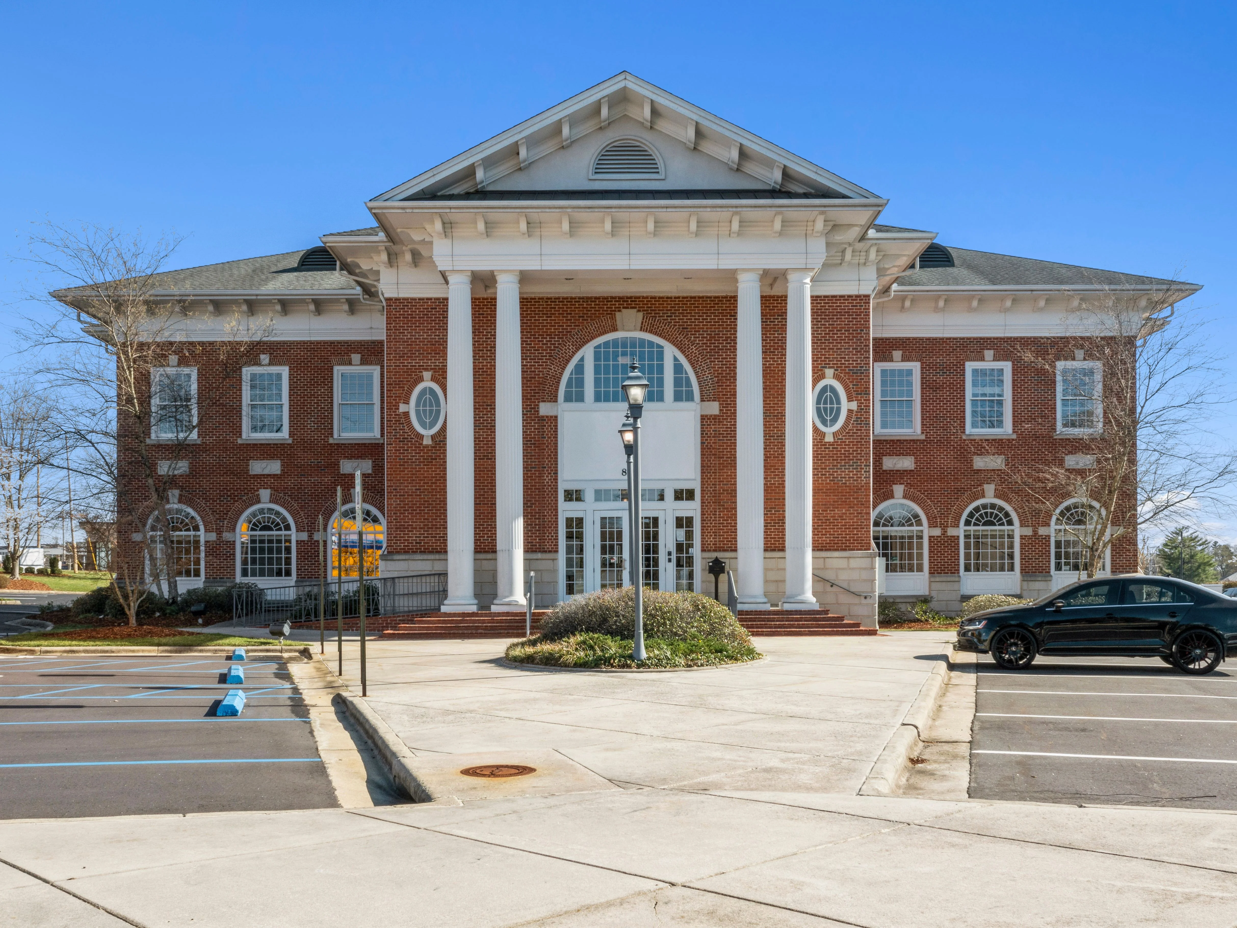 Pinnacle Bank - High Point, NC (N Elm St) — Sale in High Point, NC, photo 2 of 8