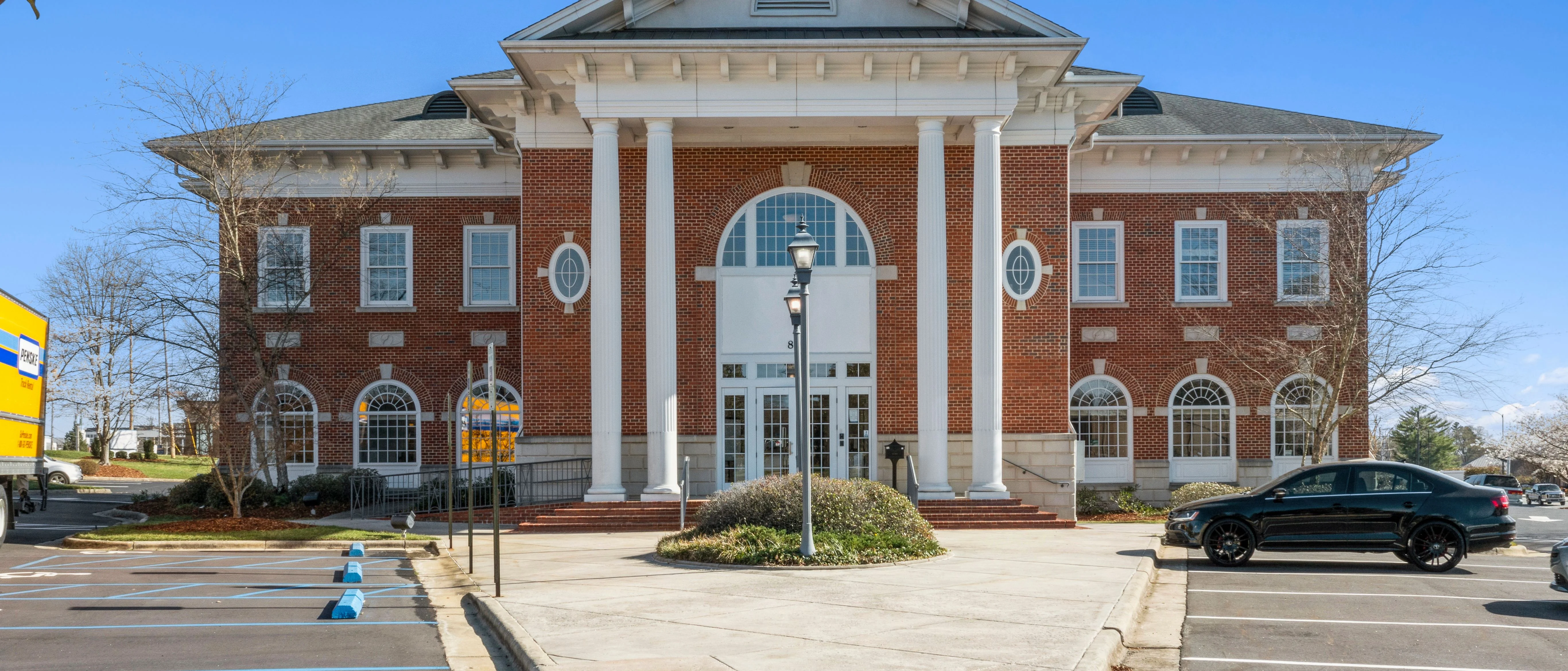 Pinnacle Bank - High Point, NC (N Elm St) — Sale in High Point, NC, photo 3 of 8