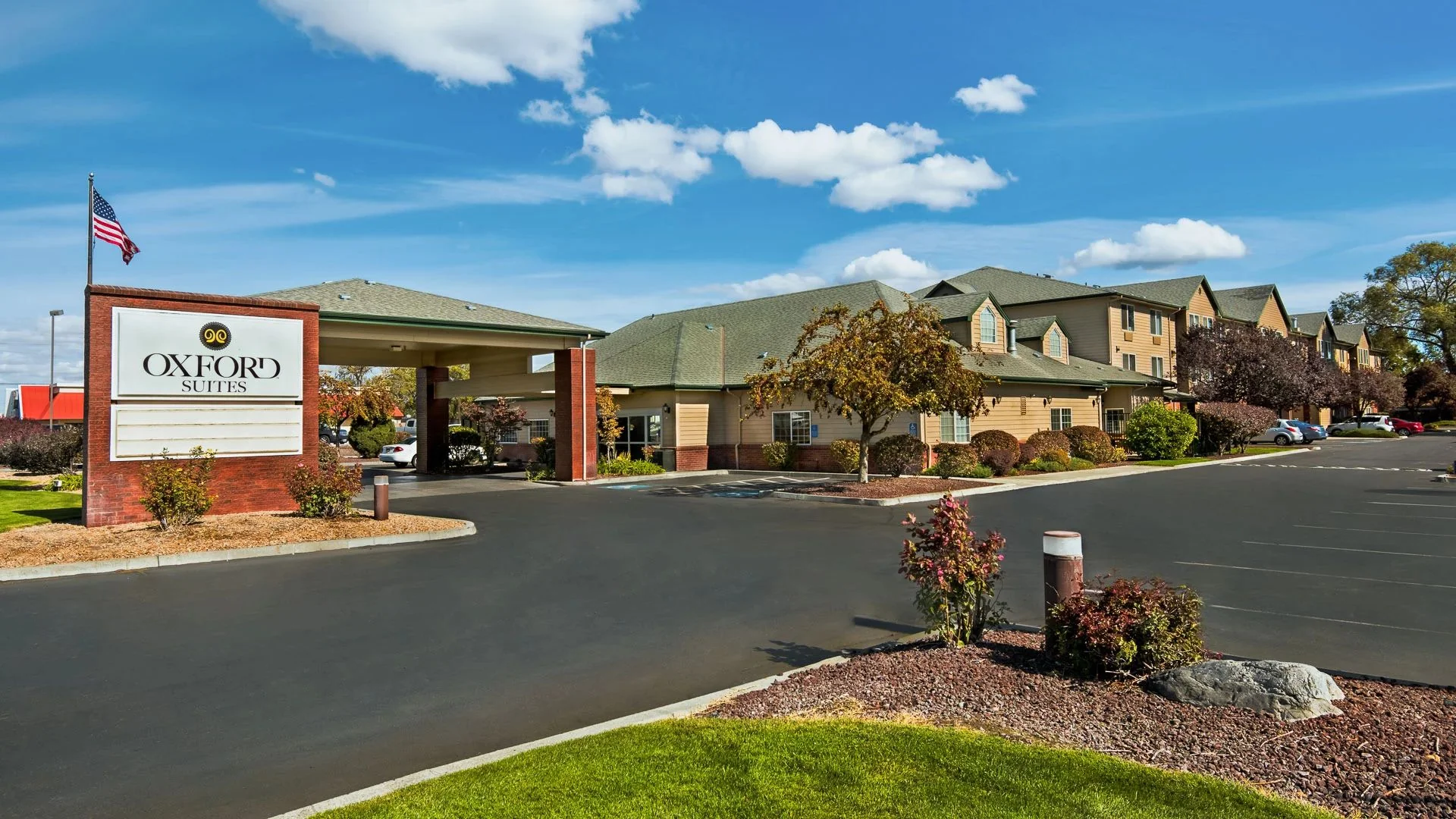 Oxford Suites Hermiston — Sale in Hermiston, OR, photo 1 of 8