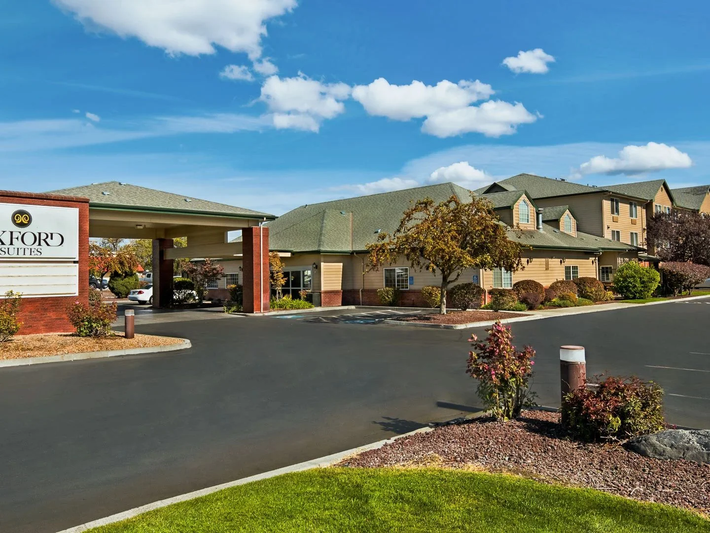 Oxford Suites Hermiston — Sale in Hermiston, OR, photo 2 of 8