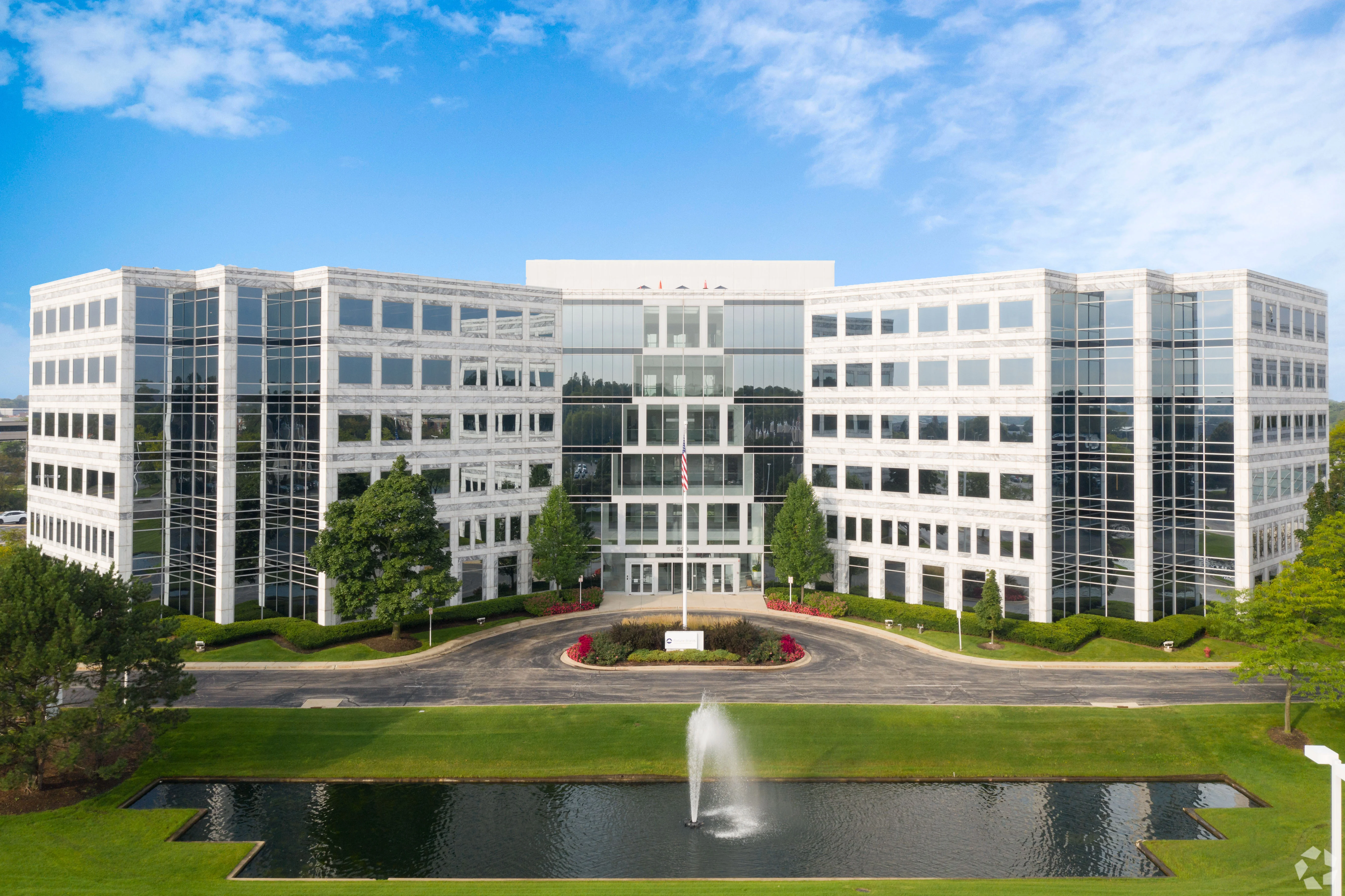 Corporate 520 — Lease in Deerfield, IL, photo 1 of 8