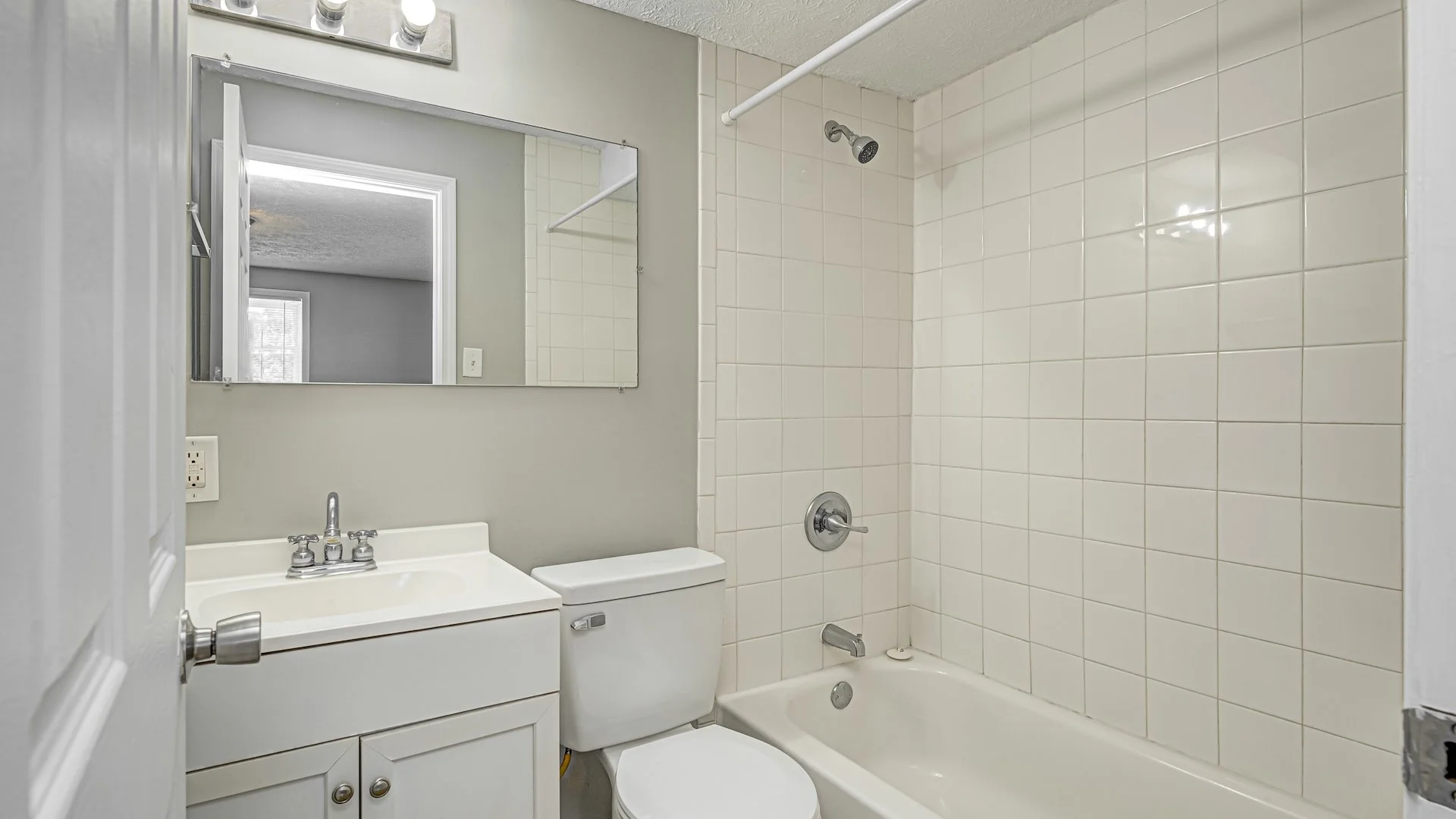 Windmill Apartments — Sale in Indianapolis, IN, photo 4 of 5