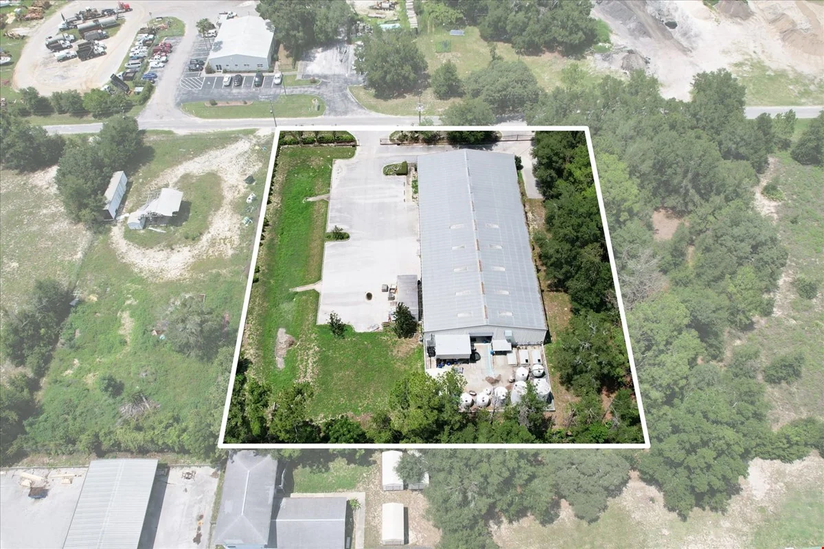 Large Manufacturing/Warehouse/Industrial Building — Sale in Lecanto, FL, photo 1 of 8