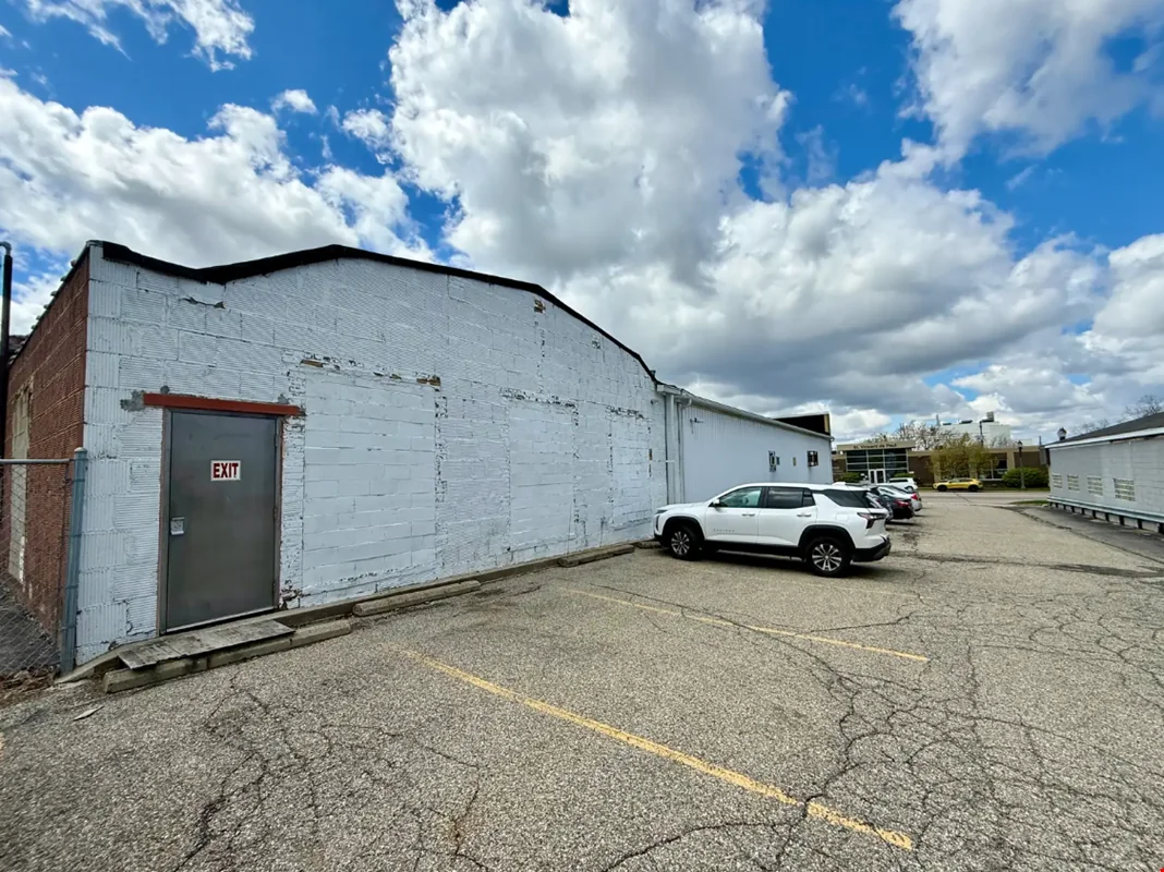 REO Marketplace — Sale in Lansing, MI, photo 7 of 8
