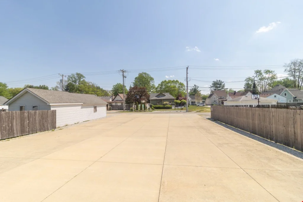 621 N State Street — Sale in Greenfield, IN, photo 4 of 8