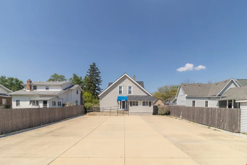 621 N State Street — Sale in Greenfield, IN, photo 3 of 8