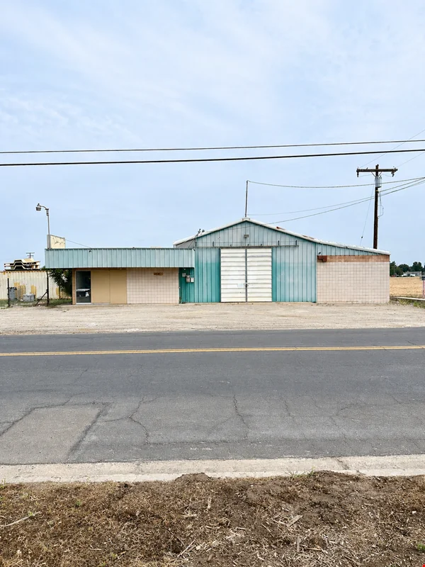 1716 E Goshen Ave — Sale in Visalia, CA, photo 6 of 7