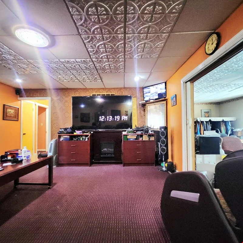 Motel in Austin — Sale in Austin, MN, photo 1 of 8