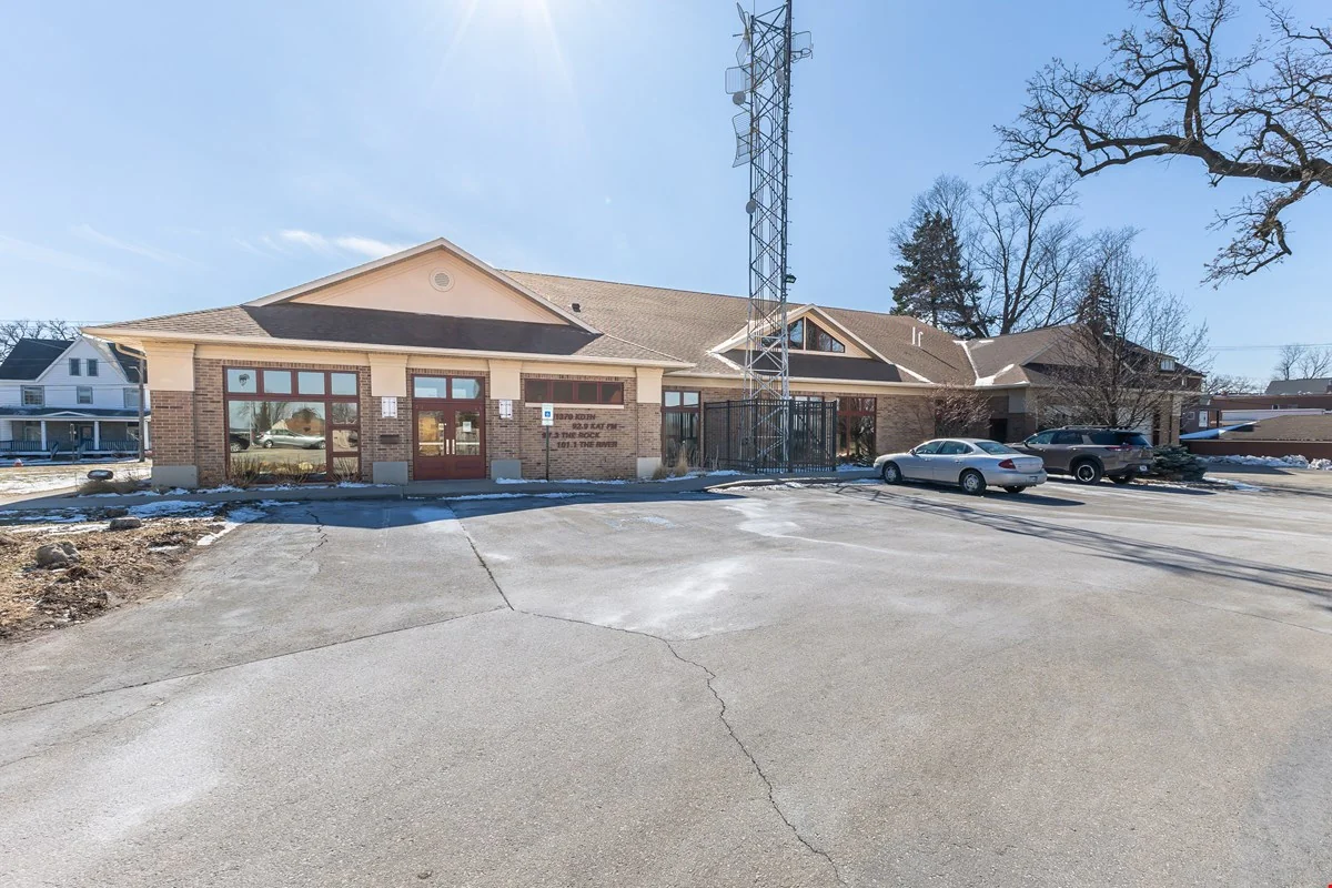 1055 University Avenue, Dubuque, IA 52001 — Sale in Dubuque, IA, photo 1 of 8