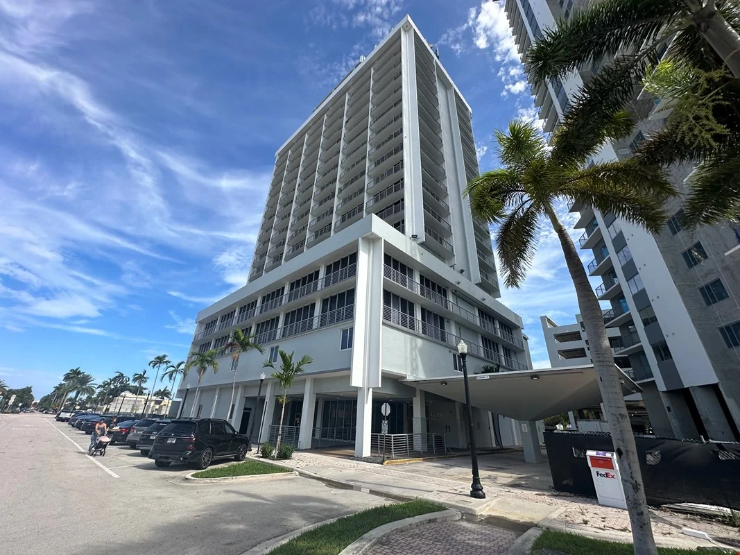1720 Harrison St #17E-F — Sale in Hollywood, FL, photo 2 of 8