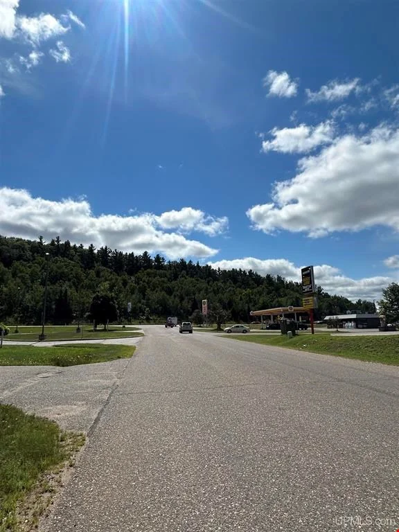 1000 Country Lane — Sale in Ishpeming, MI, photo 2 of 8