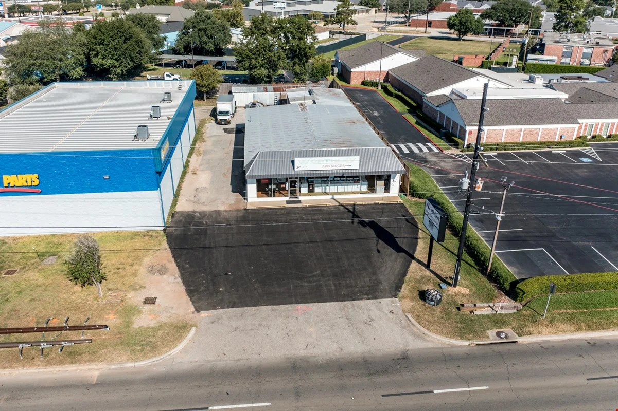 ±4,000 SF Showroom with Warehouse | Across from H-E-B — Sale in Tomball, TX, photo 2 of 8