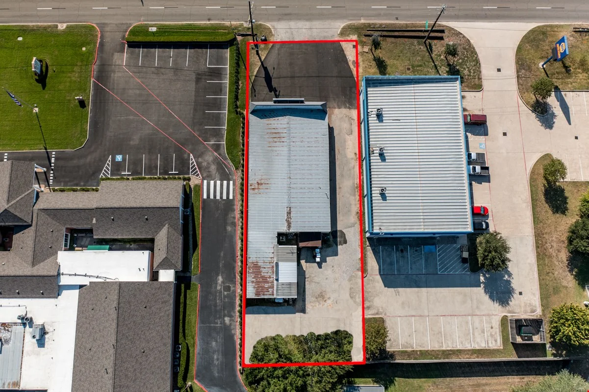 ±4,000 SF Showroom with Warehouse | Across from H-E-B — Sale in Tomball, TX, photo 3 of 8