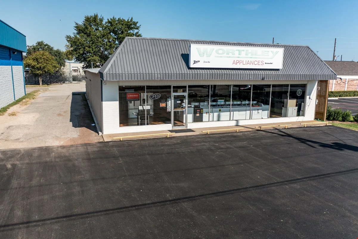 ±4,000 SF Showroom with Warehouse | Across from H-E-B — Sale in Tomball, TX, photo 4 of 8