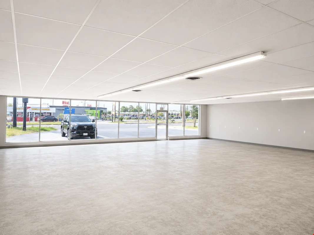 ±4,000 SF Showroom with Warehouse | Across from H-E-B — Sale in Tomball, TX, photo 6 of 8